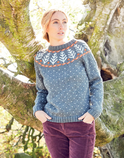 Hayfield 8290 Woman's Fairisle Yoke Sweater in Hayfield Bonus DK/#3 weight yarn